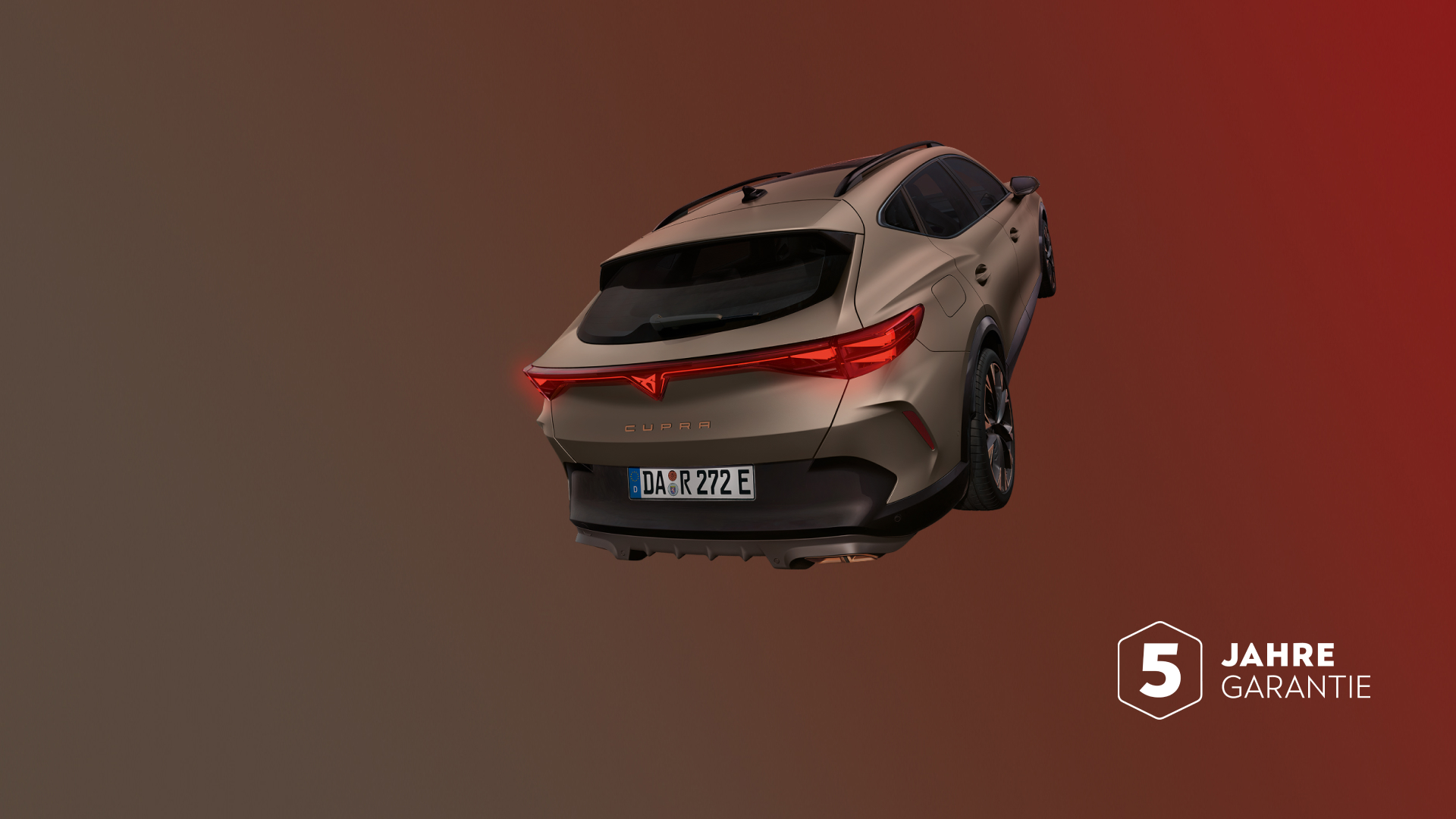 CUPRA Formentor e-HYBRID in mattem Bronze von schräg hinten auf rotem Hintergrund mit Hinweis auf 5 Jahre Garantie